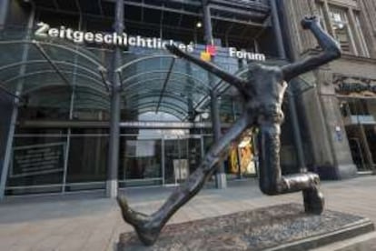 'El paso del siglo', estatua  de Wolfgang Mattheuer frente al Fórum de Historia, en Leipzig, representa a un hombre dando un paso mientras hace el saludo nazi con una mano y levanta el puño con la otra.