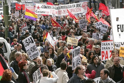 Aspecto de la manifestación que hoy ha conmemorado en Madrid el tercer aniversario de la invasión de Irak.