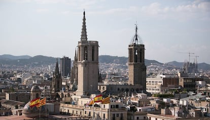 Las torres campanarios de la catedral de Barcelona y, a la derecha, la Sagrada Familia.