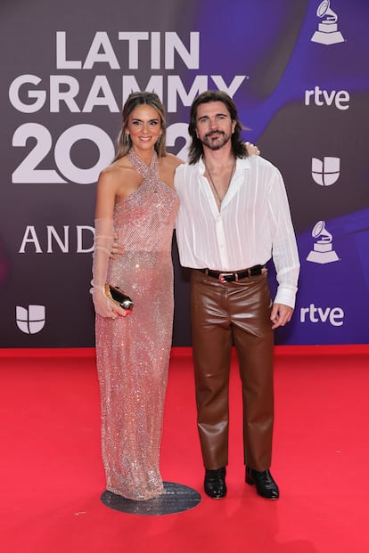 Karen Martnez, con su pareja, el cantante Juanes, que se decant por pantaln de piel marrn y camisa blanca.