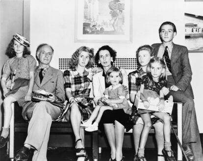 Kay Boyle junto a su segundo marido, el también escritor Lawrence E. Vail, y su familia, en 1941.