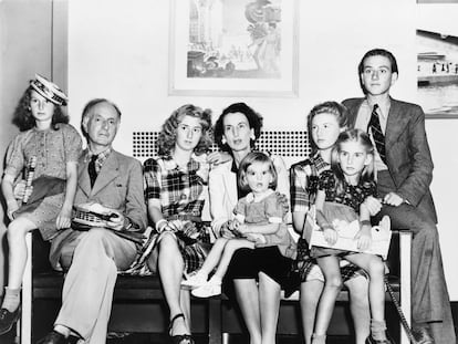 Kay Boyle junto a su segundo marido, el también escritor Lawrence E. Vail, y su familia, en 1941.