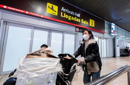 Una pasajera a su llegada al aeropuerto Adolfo Suárez Madrid-Barajas procedente de un vuelo de Chongqing (China), este martes 3 de enero, en Madrid.