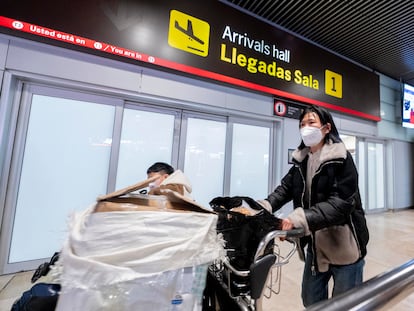 Una pasajera a su llegada al aeropuerto Adolfo Suárez Madrid-Barajas procedente de un vuelo de Chongqing (China), este martes 3 de enero, en Madrid.
