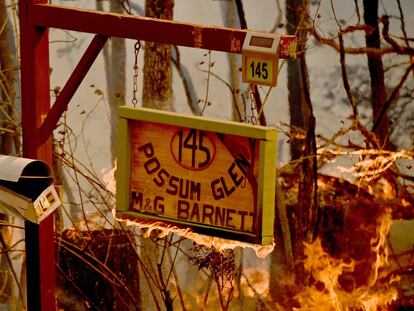 Un incendio forestal se quema fuera de una propiedad cerca de Taree, a 350 km al norte de Sydney el 12 de noviembre.