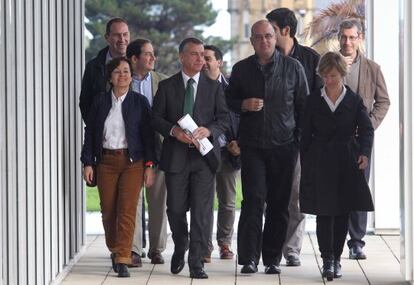 El líder del PNV, Iñigo Urkullu, junto a los candidatos de de Gipuzkoa en Miramón hoy en San Sebastián.