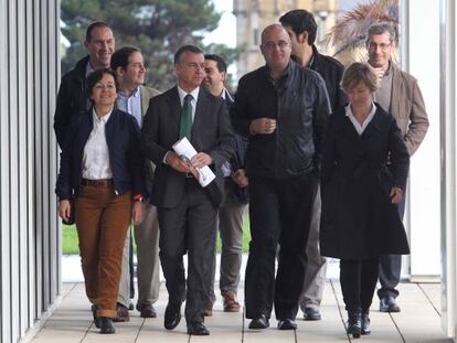 El líder del PNV, Iñigo Urkullu, junto a los candidatos de de Gipuzkoa en Miramón hoy en San Sebastián.