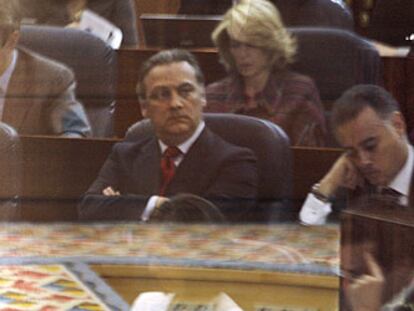 Esperanza Aguirre y David Pérez por un lado y reflejados Alberto López Viejo y Alfredo Prada