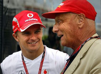 Niki Lauda, a la derecha, conversa con el finlandés Heikki Kovalainen antes del pasado Gran Premio de Europa.