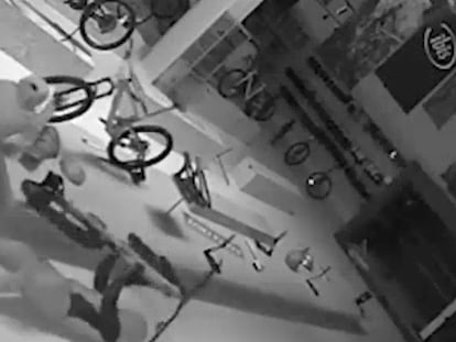 Imágenes de una cámara de seguridad de la tienda de bicicletas LTMRacing durante el robo este domingo.