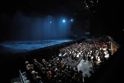 La Orquesta de París, su Coro y su Coro Joven ocupando el improvisado foso habilitado en el Estadio de Vitrolles bajo la dirección de Esa-Pekka Salonen (en el centro, a la derecha) en el final de la obra de Gustav Mahler y el espectáculo de Romeo Castellucci.