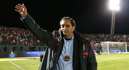 Ramon Diaz, saluda tras su victoria ante San Lorenzo, durante la final de la Copa Campeonato.