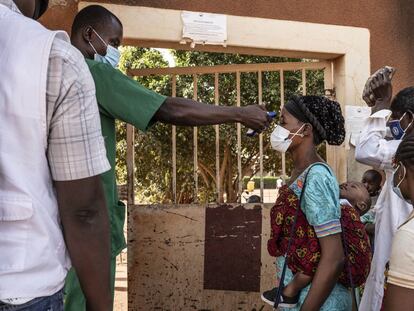 Los fondos siguen siendo insuficientes: para 2020, se recaudó menos del 40% de los que se había solicitado para satisfacer las necesidades humanitarias. Según el último informe de la OCHA (la oficina de la ONU que se ocupa de las emergencias humanitarias), hay una brecha de unos 41,2 millones de dólares para abordar el problema de salud en Burkina Faso. En la imagen, varios auxiliares toman la temperatura, reparten gel desinfectante de manos y se aseguran de que todas las personas que entren al Hospital de Kaya lo hagan con mascarillas.