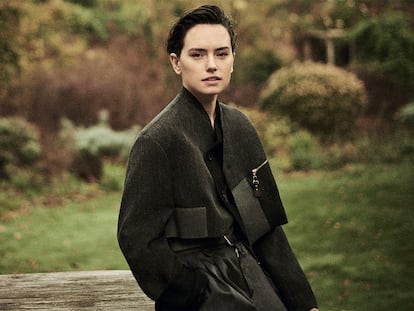 Daisy Ridley con 'total look' 
de Louis Vuitton.