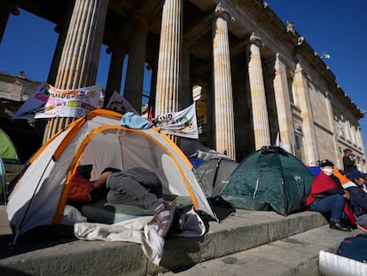 Docentes del Cauca acampan frente al Congreso para protestar por lo que llaman fallas en los servicios de salud para los docentes, en Bogotá, el 8 de febrero de 2023.