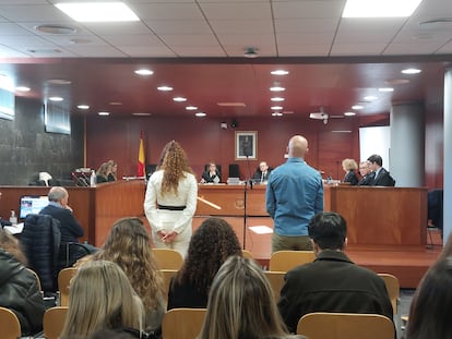 Los acusados por el robo del vino en el restaurante Atrio de Cáceres, de pie en un momento del juicio que se celebra en la Audiencia Provincial.