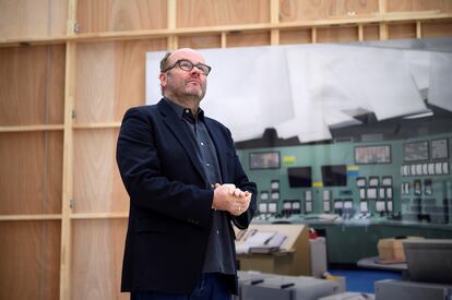 El artista Thomas Demand posa frente a una de sus obras, que recuerda el accidente de Fukushima.