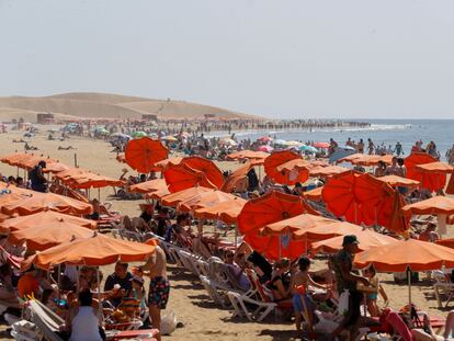 Turistas en la playa de Maspalomas (Gran Canaria) el pasado jueves Santo.