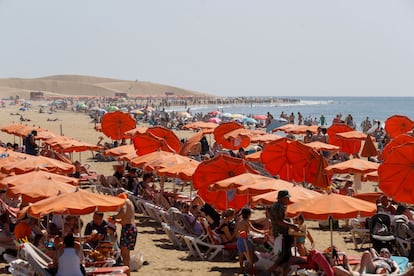 Turistas en la playa de Maspalomas (Gran Canaria)