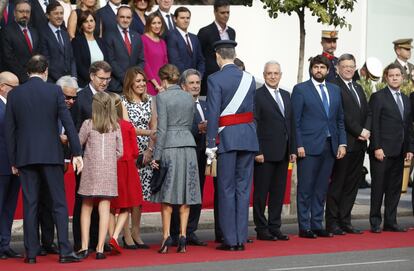 Los Reyes y sus hijas, la princesa de Asturias y la infanta Sofía, y el presidente del Gobierno, Mariano Rajoy, saludan a miembros del Gobierno, presidentes autonómicos y autoridades antes de presidir el desfile.
