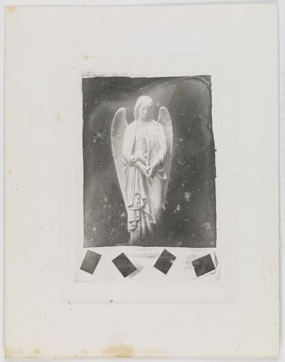 Estatua de ángel con recortes experimentales, c.1852.