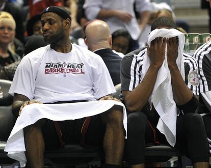 LeBron y Wade, en el banquillo de los Heat.