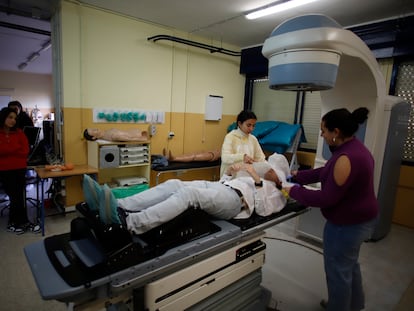 Alumnos del grado superior en Radioterapia y dosimetría en el instituto Albert Einstein, en Sevilla, este viernes.