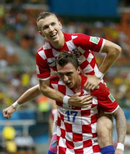 Perisic celebra un gol de Mandzukic.