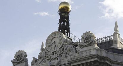 Reloj en la fachada de la sede del Banco de Espa&ntilde;a, en la Plaza de Cibeles en Madrid.