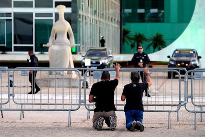 Seguidores de Bolsonaro rezan frente al Tribunal Supremo, en Brasilia, este lunes, día 1.