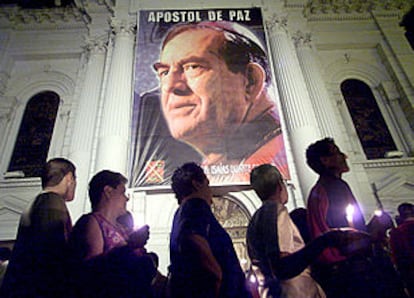 Una fotografía de Isaías Duarte, en la fachada de la iglesia de Cali en la que se celebró su funeral.