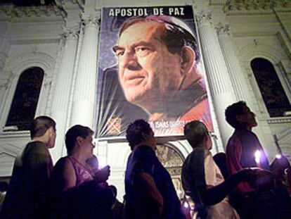 Una fotografía de Isaías Duarte, en la fachada de la iglesia de Cali en la que se celebró su funeral.