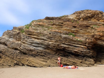 Cuando llega la marea alta y  cubre gran parte de la playa siempre hay alguien que encuentra un lugar donde proseguir la estancia en la zona.