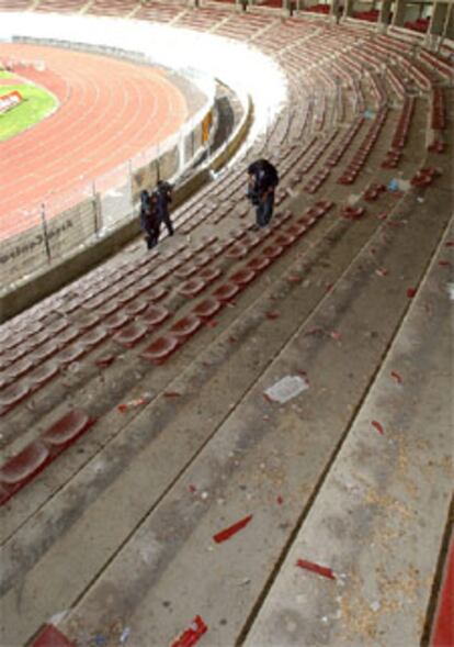 Estado en el que quedó el estadio del Compostela tras el partido de ayer de Copa del Rey contra el Depor.