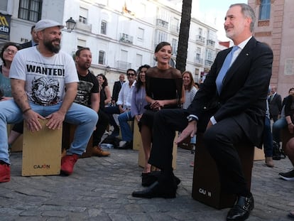 El rey Felipe y la reina Letizia, este lunes en Cádiz.