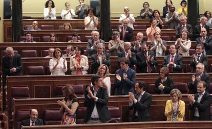 Alfredo Pérez Rubalcaba, es ovacionado en el Congreso de los Diputados tras anunciar su retirada política, el 26 de junio de 2014.