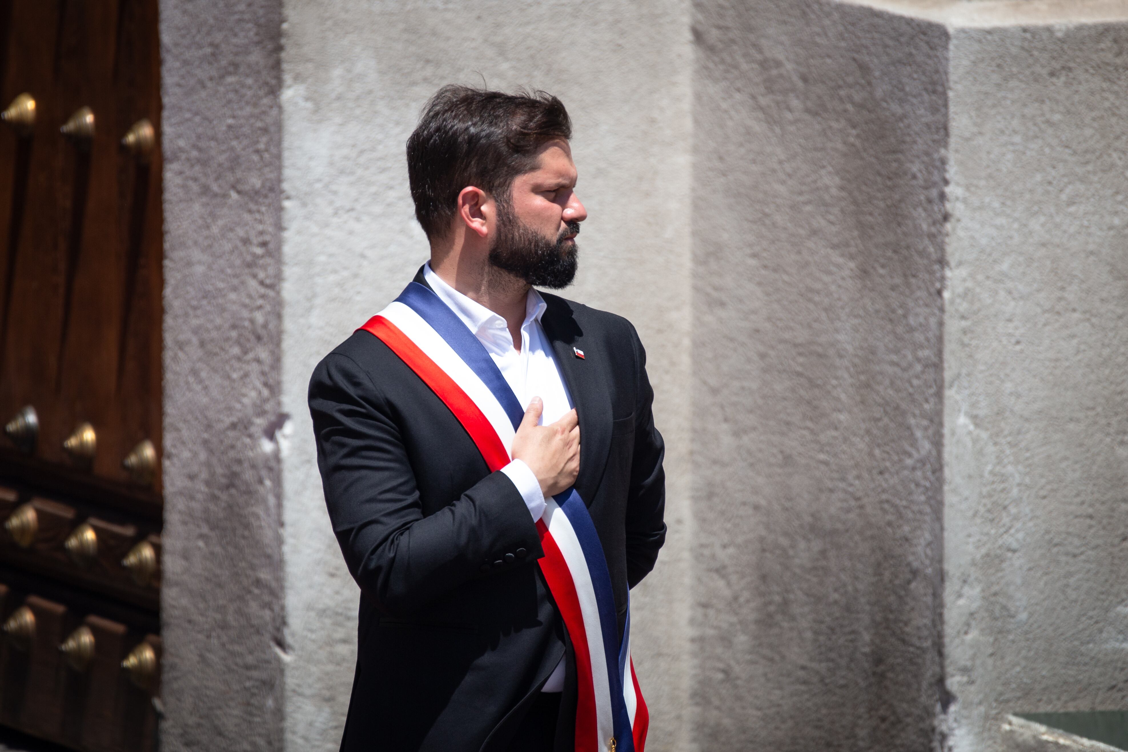 El presidente Gabriel Boric, en el exterior del Palacio de La Moneda, durante el funeral del expresidente Sebastián Piñera.