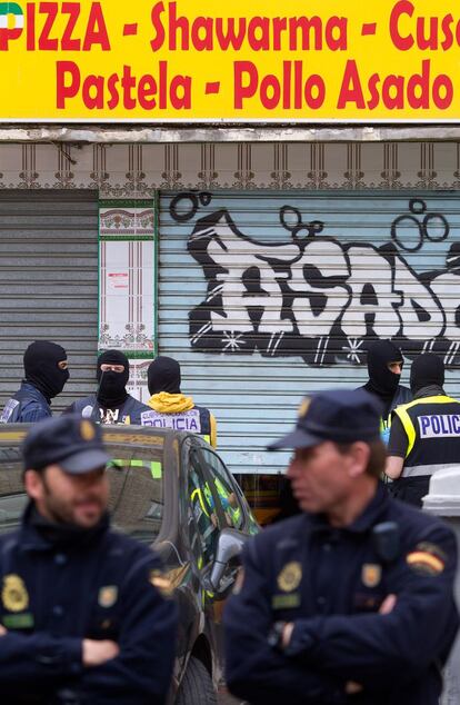 Varios miembros de la Policía Nacional custodian un establecimiento propiedad del detenido en la barriada de Las Delicias, Málaga, relacionado con célula de terrorismo yihadista.