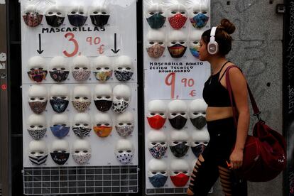 Vista de los precios y las modalidades de las mascarillas faciales como medida de prevencin frente al coronavirus en una tienda del centro de Madrid este mircoles