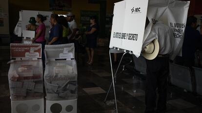 Un hombre vota en una casilla electoral en México en las elecciones intermedias de 2021.