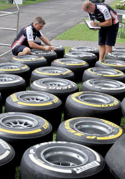 Los mecánicos de Williams comprueban las ruedas de los coches de su equipo.