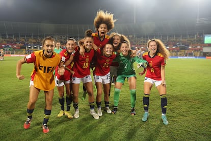 Las jugadoras de España, con Vicky López saltando en el centro, celebran el pase a la final del Mundial sub-17 después de ganar el miércoles a Alemania.
