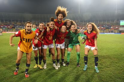 Las jugadoras de España, con Vicky López saltando en el centro, celebran el pase a la final del Mundial sub-17 después de ganar el miércoles a Alemania.