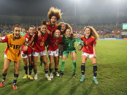 Las jugadoras de España, con Vicky López saltando en el centro, celebran el pase a la final del Mundial sub-17 después de ganar el miércoles a Alemania.