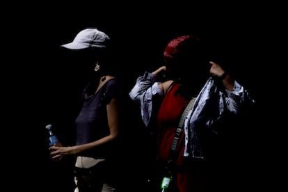Dos personas pasean este miércoles por Sevilla, durante la segunda ola de calor.
