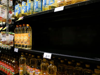 Expositor casi vacío de botellas de aceite de girasol en un supermercado de Madrid, en marzo.