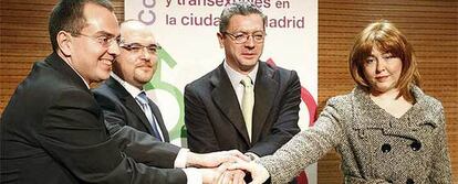 Gallardón posa con Miguel Ángel González y Javier Gómez (de COGAM) y Reyes Blanco (de Transexualia).