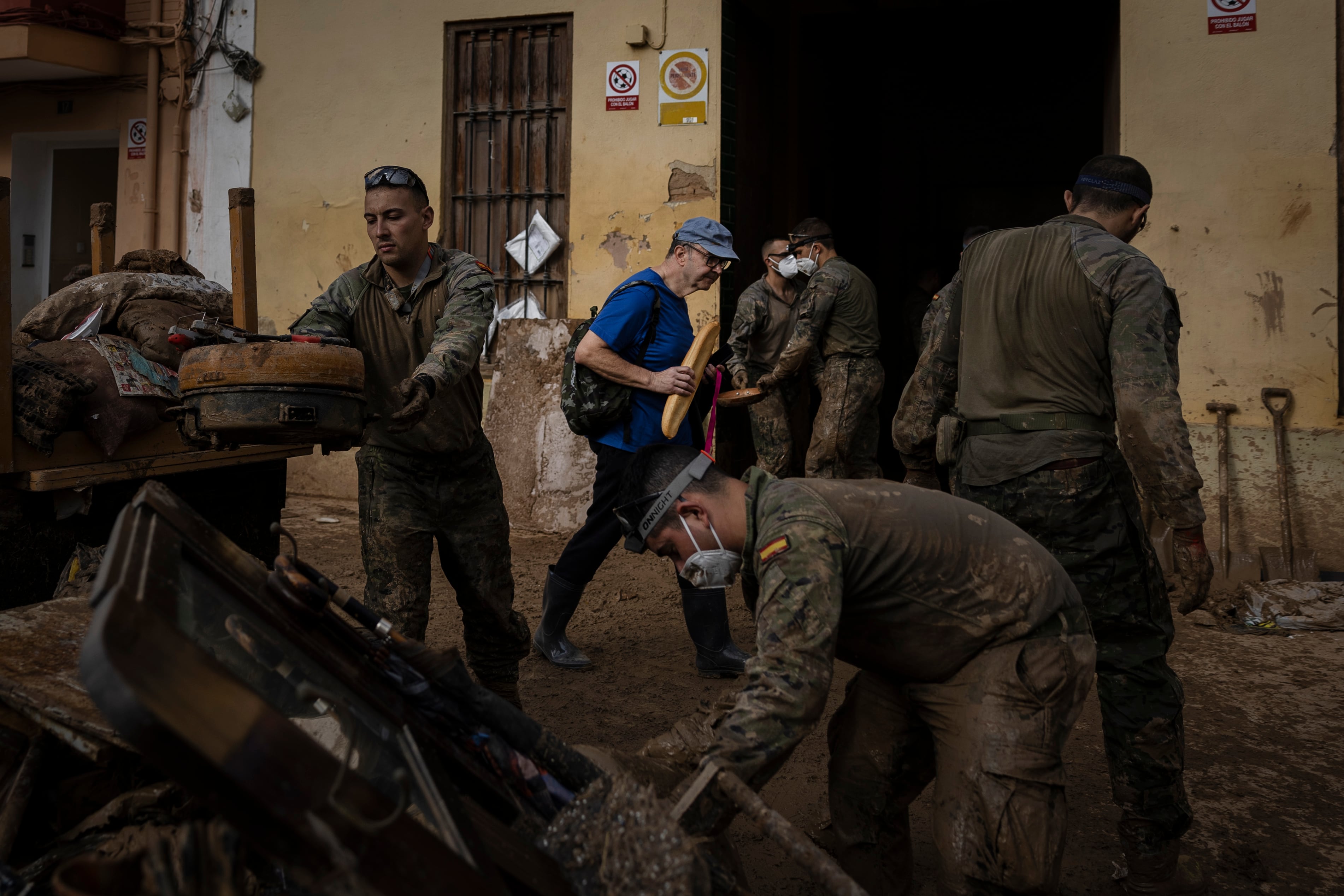 Operarios participan en trabajos de reconstrucción en Paiporta (Valencia) tras la dana de octubre de 2024.