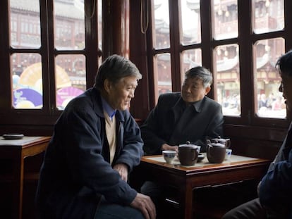 Unos hombres beben té en Shangái, China.