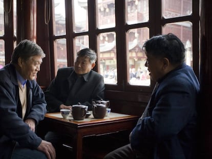 Unos hombres beben té en Shangái, China.